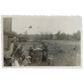 Duitse soldaten tijdens de lunch, op de achtergrond de semi-getraceerde FAMO Sd.Kfz.9